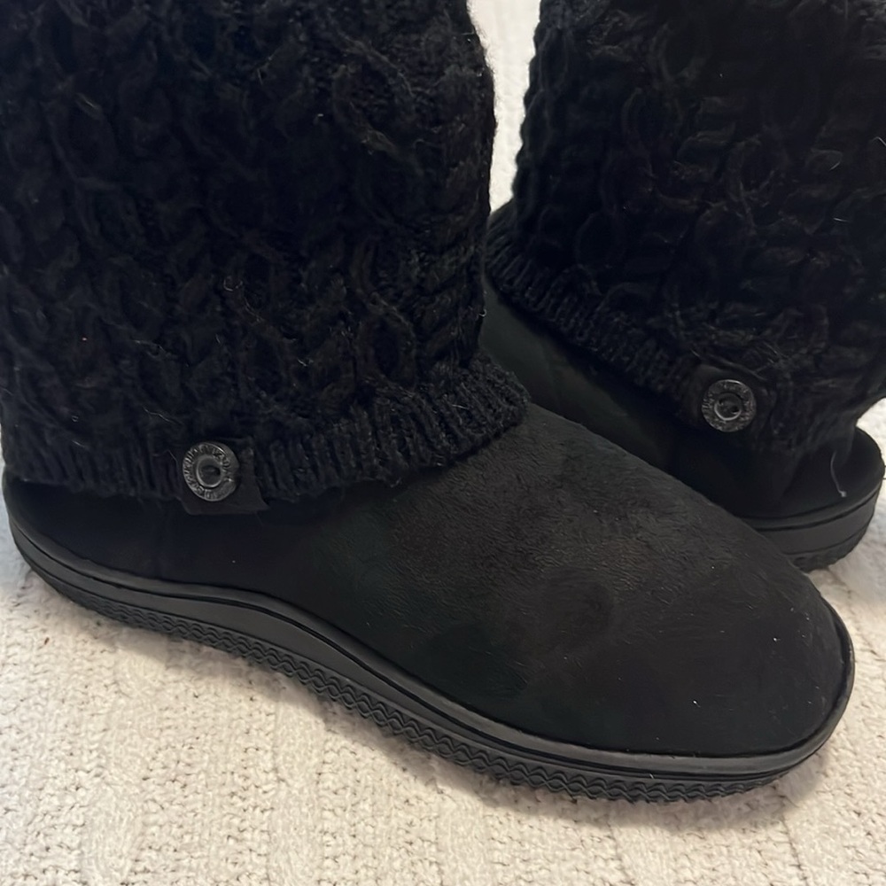 Women’s Size 7-8 (M) Black MukLuk Booties with Sweater Knit - Picture 3 of 6